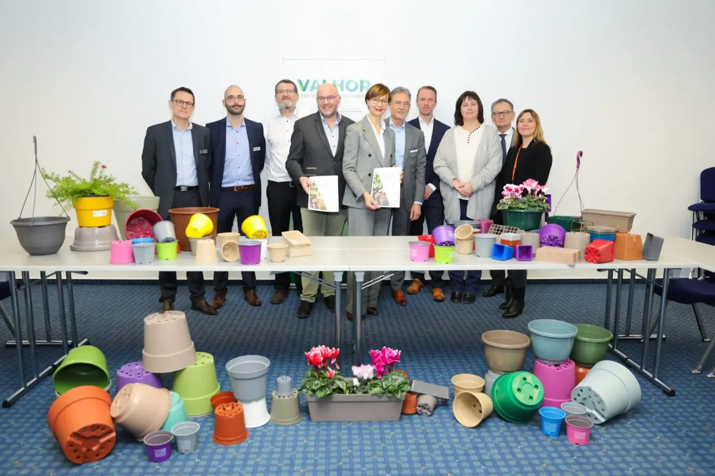 Signature de la charte d'engagement pour les poteries horticoles plastiques